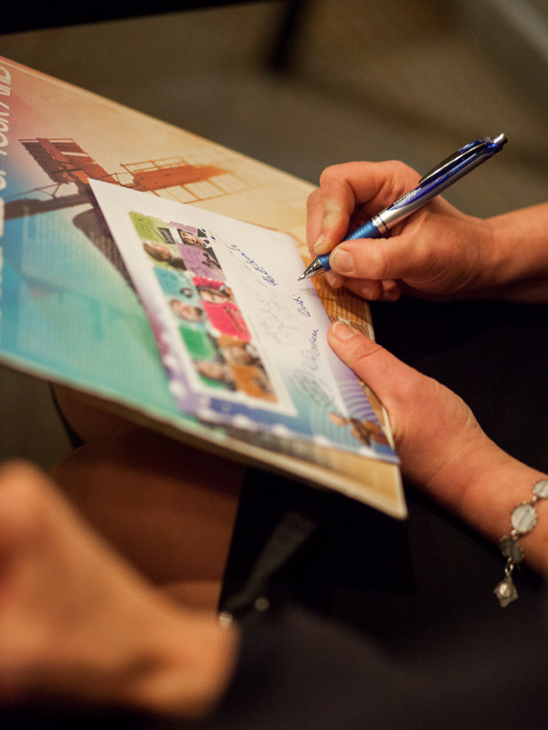 Pienoisarkin signeeraus. Kuva: Itella.