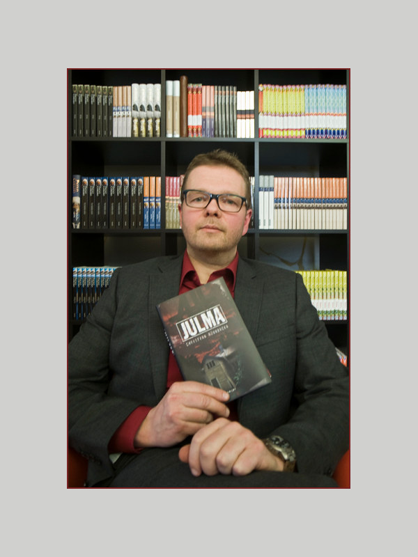 Christian Rönnbacka esitteli uutta kirjaansa Bazarin toimistolla. Kuva: Kari Hakli ja Bazar.
