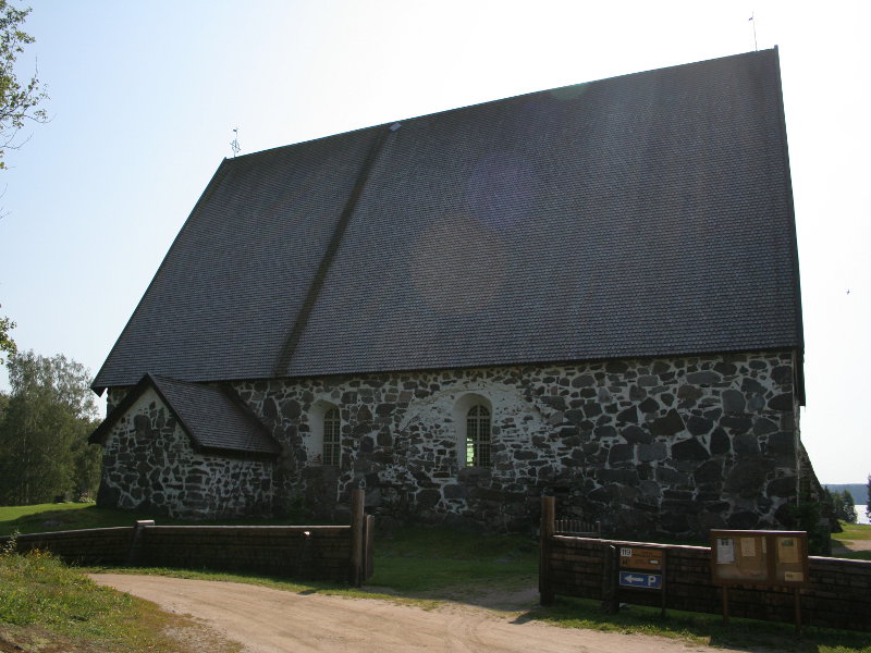 Sastamalan Pyhän Marian keskiaikainen kirkko kuvattuna tieltä päin. Kuva Wikipedia