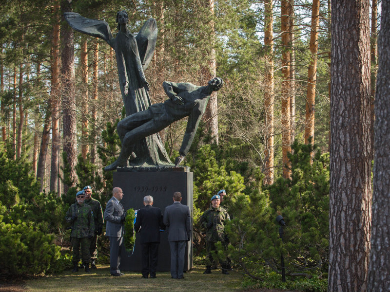Seppeleenlasku Mikkelin sankarihautausmaan muistopatsaalla.