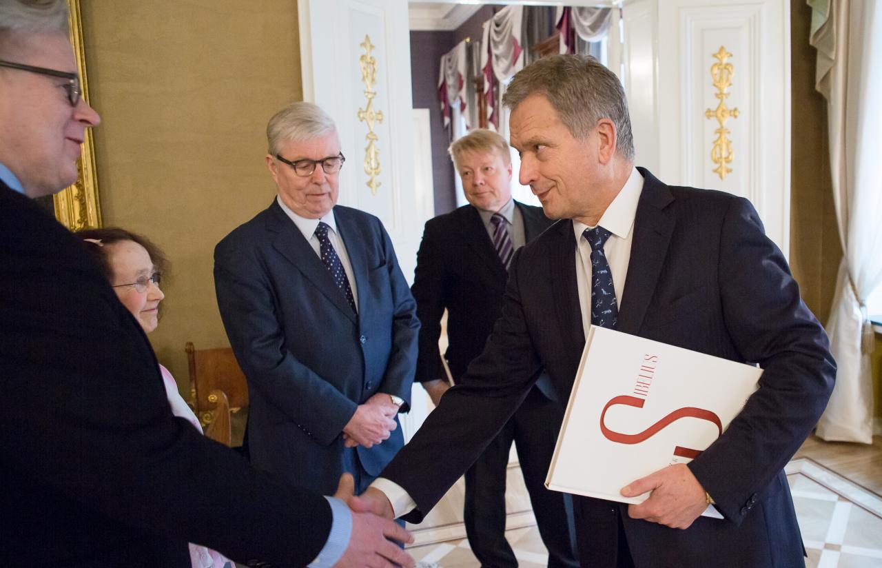 Juhlakirjan luovutus Sauli Niinistölle