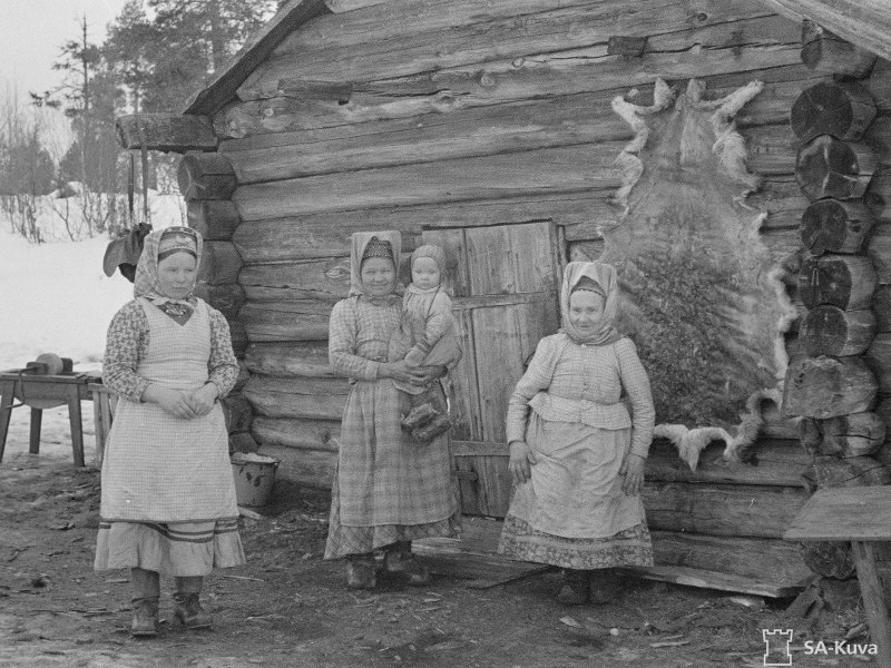 Kolttanaisia lapsineen Suonikylässä vuonna 1942. Kuva: SA-kuva