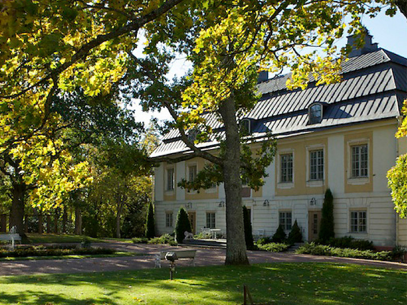 Osa Suomalainen kartano -kirjan kantta. Katso koko kansi kirjan julkaisua esittelevästä Amusan jutusta.