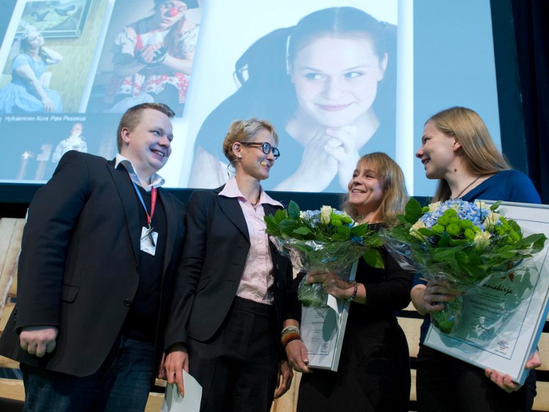 Terveyttä taiteesta -palkinnon jakotilaisuus, Antti Karvonen, Reija Könönen, kunniamaininnan saanut Hannele Partanen ja voittajaa, Elisa Saloa edustanut Minna Hirvonen. 11.10.2013. Kuva: Markku Ojala / Messukeskus, Helsinki.