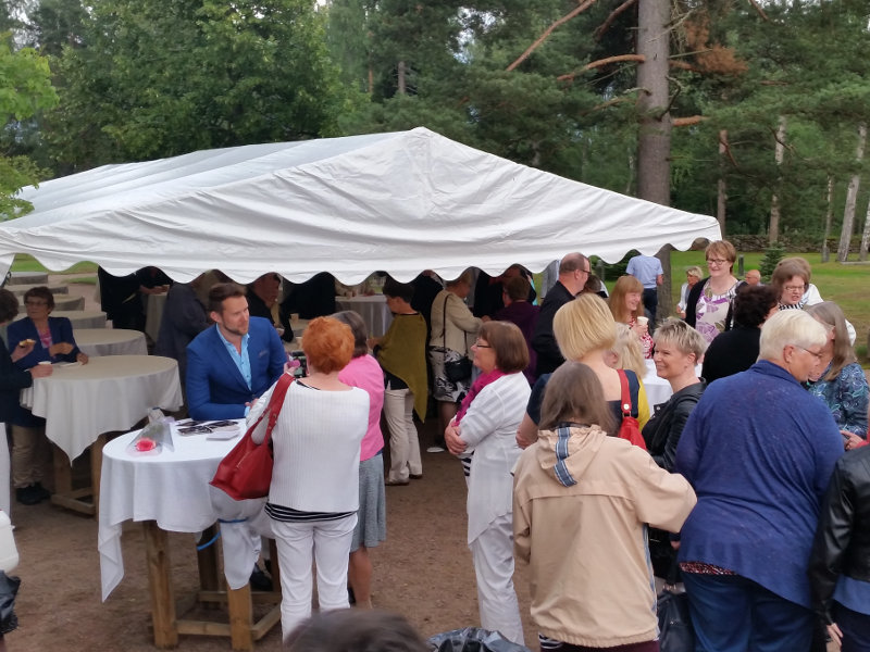 Torikka ja nimikirjoitukset