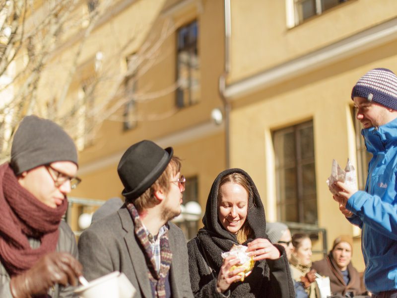 Ulkoruokailua Streat Helsinki Eats