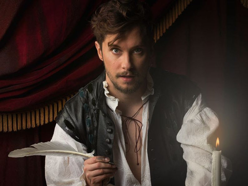 Näyttelijä Heikki Ranta Shakespearen roolissa. Kuva: Helsingin Kaupunginteatteri 