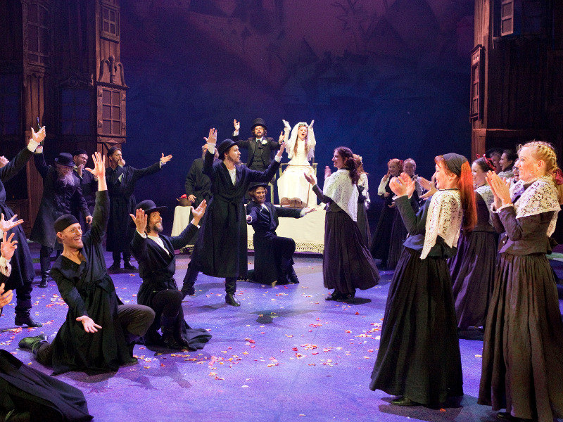 Helsingin kaupungin teatteri, Viulunsoittaja katolla. Kuva (c) Tapio Vanhatalo.