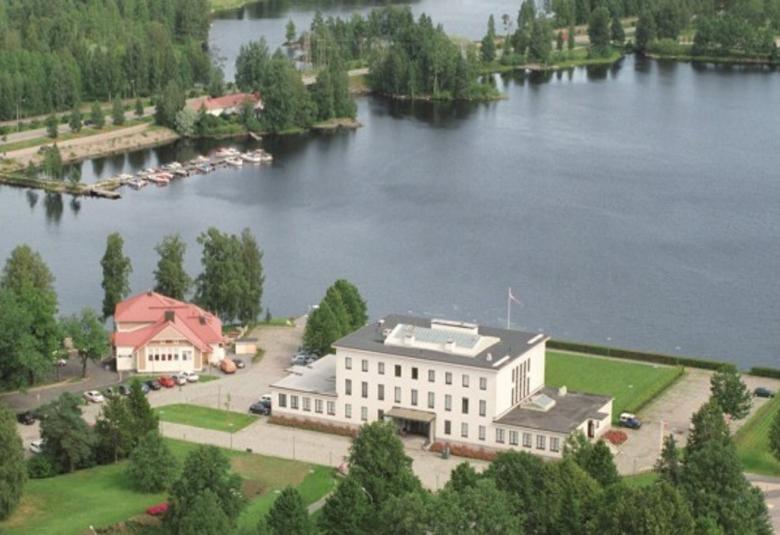 Serlachius-residenssi ilmasta kuvattuna.