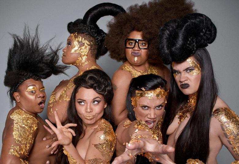 Tampereen Teatterikesän 2019 esiintyjäryhmä Hot Brown Honey, Briefs Factory. 