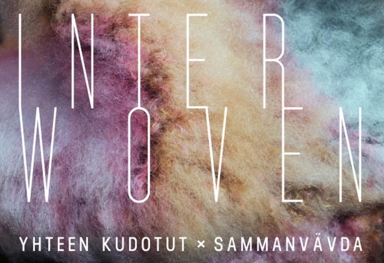 Kuvassa on  pilvimäinen pohja, jossa menee liukuvasti värit vasemmalta oikealle ja ensin on tummavioletti, sitten tumma keltainen ja tummeneva vihreä. Keskellä on teksti Interwoen isoilla kirjaimilla ja pienellä alla yhteen kudotut.