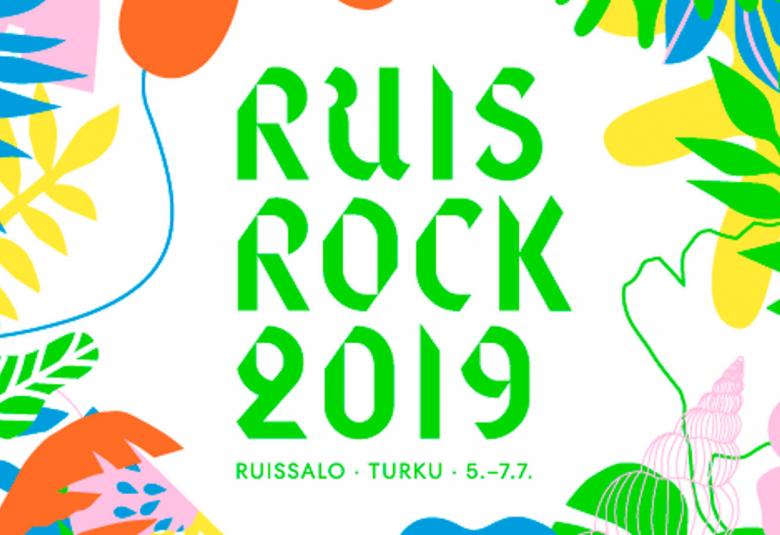 Kuvassa on Ruisrockin julistekuva, jossa on keskellä teksti Ruisrock 2019 jaettuna kolmelle riville ja valkoisella pohjalla. Molemmilla reunoilla on puiden lehtien kuvia, jotka ovat väriltään vaalean sinisiä, punaisia, keltaisia tai vaalean vihreitä.