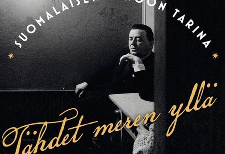 Kuvassa kirjan kansikuva, jossa mustalla pohjalla ylhäällä puolikaaressa teksti Suomalaisen tangon tarina valkoisin kirjaimin.  Keskellä Olavi Virta pöydän ääressä ja  teksti Tango meren yllä vinosti. Alhaalla puoli kaaressa kirjoittajan nimi Timo Kalevi Forss.