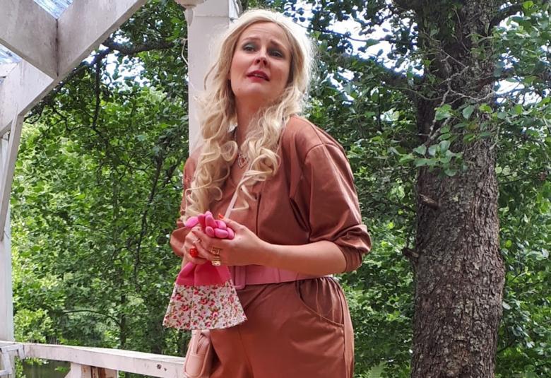 Tohvelisankari Adolfin rouva Juulia, jota esitti Sanna Ristaniemi Ruukinmyllyn kesäteatterissa.