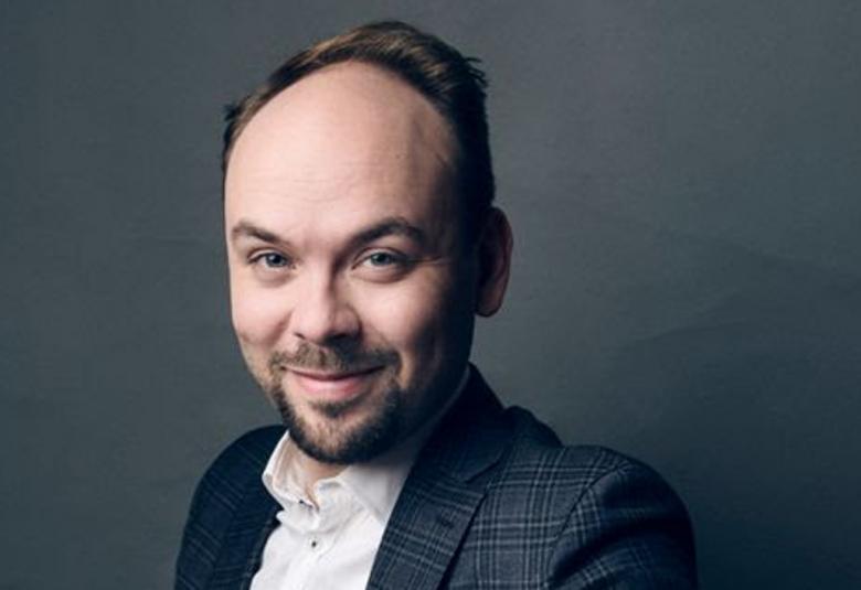 Kuvassa Ville Matvejeff, josta näkyy kasvot ja hiukan mustaa frakkia ja valkoista paitaa.