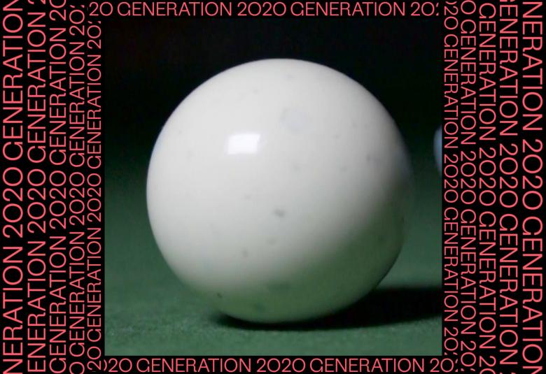 Kuvassa on keskellä neliö, jonka sisällä on valkoinen kivipallo ja se on  vihreällä liukuvärjätyllä pohjalla siten, että tumma vihreä on ylhäällä. Mustalla pohjalla on punaisilla isoilla kirjaimilla kirjoitettu Generation 2020 siten, että oikealla ja vasemmalla tekstit ovat pystysuunnassa ja ylhäällä ja alhaalla vaakasuunnassa.