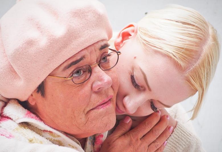 Sylvi-mummo, Päivi Orava, kertoo tarinansa lapsenlapselleen Ristiinan kesäteatterissa. 