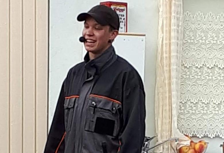 Kouvola-talon pihakatsomossa Niemisenä putkia putsailee Riku Myller. 