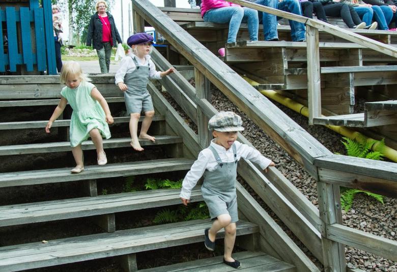 Onnen maa Tirvan kesäteatterissa, pienet näyttelijät saapuvat estraadille.