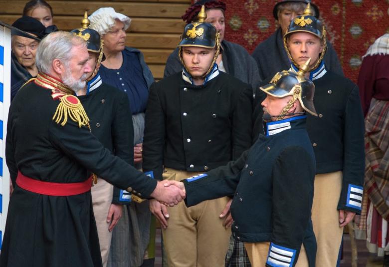 Aleksanteri II, jota esittää Hannu Kuoppamäki, kättelee sotaan lähtevää Jaalan Rinssiä.