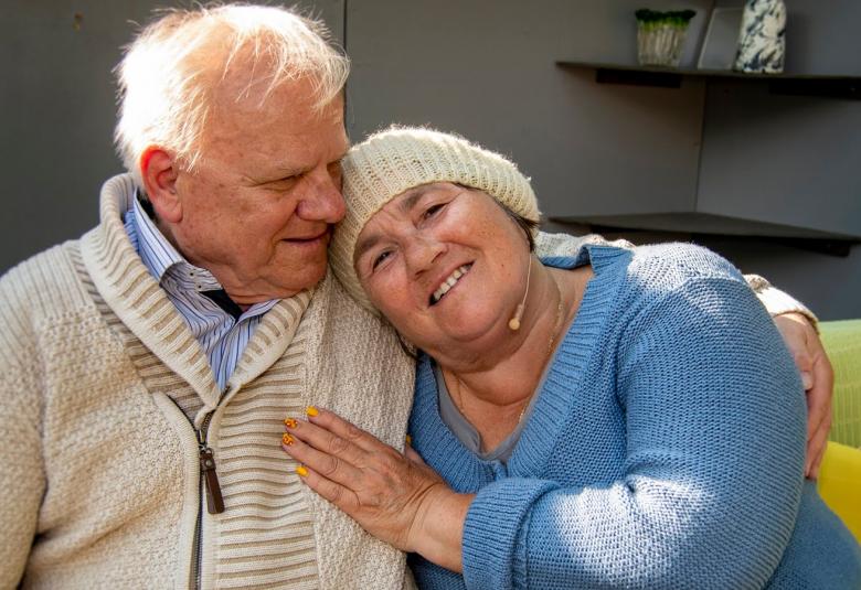 Aija Kajama on Esteri Hentunen ja Heikki Tanttu Esterin kaipaamana Reinona Kouvolan kesäteatterin näytelmässä Ilta ehtii.
