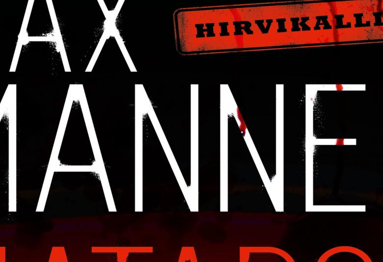 Kuvassa on isolla teksti Max Manner ja Max näkyy osittain.  Teksti on isolla ja valkoisella. Hirvikallio on pienemmällä ja punaisella Mannerin yläpuolella.  Pohja on musta.