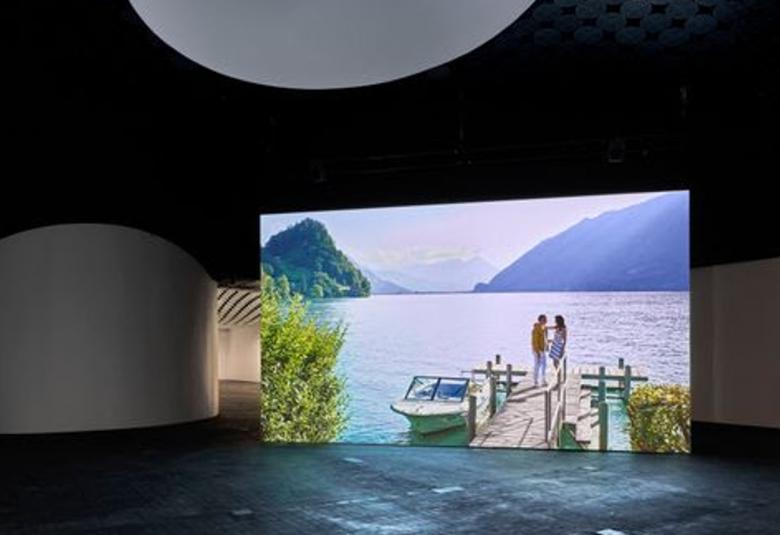 Ragnar Kjartansson, The Boat ,foto Titus Verhe, ARS FENNICA 2019 -näyttely, Amos Rex. 