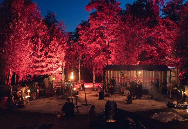 Jokiteatterin ihmeellinen ja kummallinen, outo ja kiehtova esitys Myllykosken Koivusaaressa. 