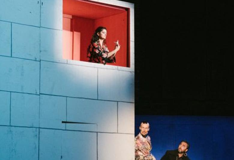 Sevillan parturi. Laura Verrecchia (Rosina), Ville Rusanen (Figaro), Alexey Tatarintsev (Kreivi Almaviva). Kuva: Valtteri Hirvonen 