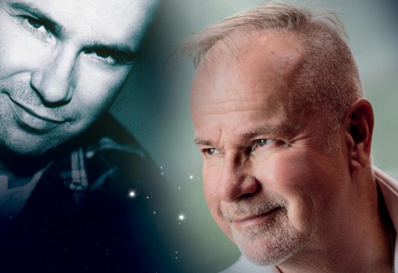 Kuvassa on kaksi kasvokuvaa Petri Laaksosesta, joista oikeanpuoleisessa Laaksosen katse on vasemmalle ja hiukset ovat harvassa päälaella.  Toinen kuva on vasemmalla ylhäällä ja se on musta-valkoinen nuoruusajalta.  Kuvan sävy on tumman sini-harmaa.  