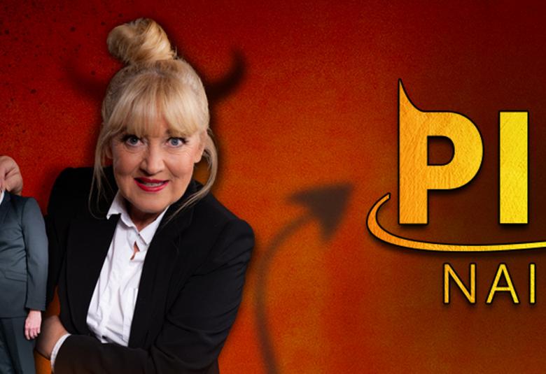 Kuvassa on Jaana Saarinen puolivartalokuvassa ja hän pitää käsissään minikokoista Jukka Rasilaa.  Saarisella on musta villatakki ja valkoinen paitapusero.  Saarisella on vaalea tukka ja päälaella on nuttura.  Tausta on punertavan ruskea. Nimestä Piru naiseksi näkyy osa ja kirjaimet ovat keltaisia.