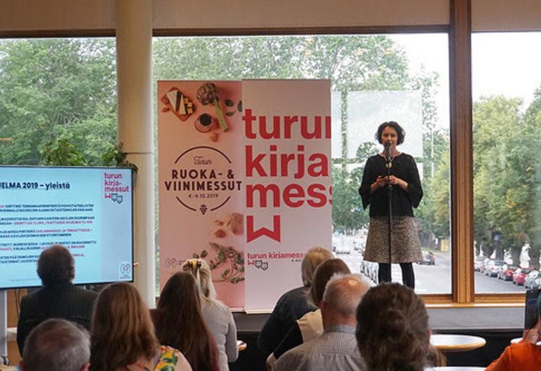 Ohjelmapäällikkö Jenni Haukio Turun Kirjamessujen ohjelman julkistustilaisuudessa teatterilla 2.9.2019. Kuva Emmi Kantonen.