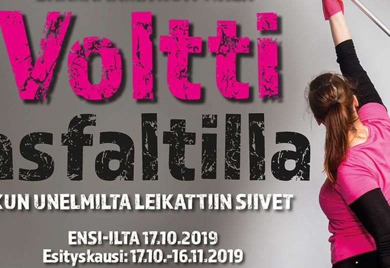 Kuvassa lukee näytelmän nimi Voltti pinkillä ja mustalla sekä alla asfaltilla mustalla.  Yläpuolella lukee valkoisella isoin kirjaimin Saaramaria Kuittinen.  Näytelmän nimen alla lukee Kun unelmilta leikattiin siivet ja sen alla ensi-ilta 17.10.2019 ja esityskausi 17.10.-16.11.2019 valkoisin kirjaimin. Tausta on harmaa ja oikealla on nuori nainen oikea käsi ojennettuna ylös siivousmoppi kädessä.  Päällä naisella on pinkki t-paita ja mustat pitkät housut ja mustat hihat. 