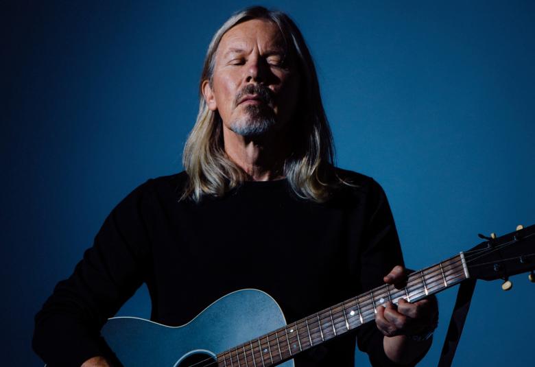 Kuvassa on J. Karjalainen ja hänellä kitara kädessään.  Tausta on sininen ja samoin kitara.  Karjalainen kaatsoo vähän ylöspäin ja on silmät kiinni.  Hänellä on musta pusero päällään.  