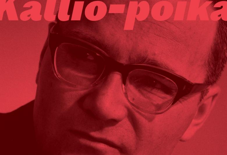 Kuvassa on Kalle Päätalon kasvot ja kuva on punasävyinen.  Päätalolla on pää  kallellaan ja päässään silmälasit.  Hiukset ovat vetäytyneet taaksepäin niin, että otsa näkyy. Kirjan nimi Kallio-poika on kirjoitettu Päätalon otsan päälle.