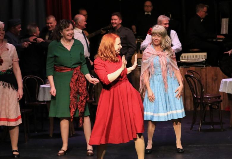 Tangoon tarvitaan kaksi on Anjalankosken teatterin musiikki- ja tanssinäytelmä, jota on ollut tekemässä iso porukka isolla sydämmellä.