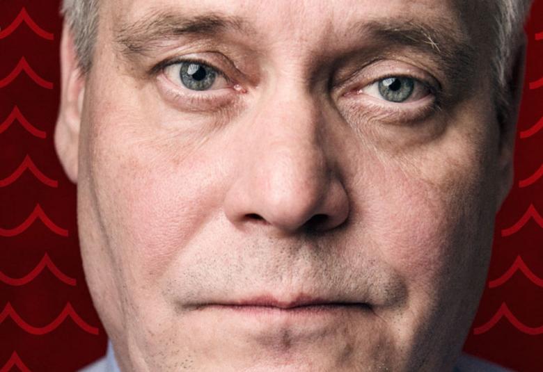 Kuvassa on Antti Rinteen kasvot. Kuvan tausta on tumman punainen ja siinä on valeamman punaisia kapeita aaltokuvioita.  Kuva on kirjan kannesta.