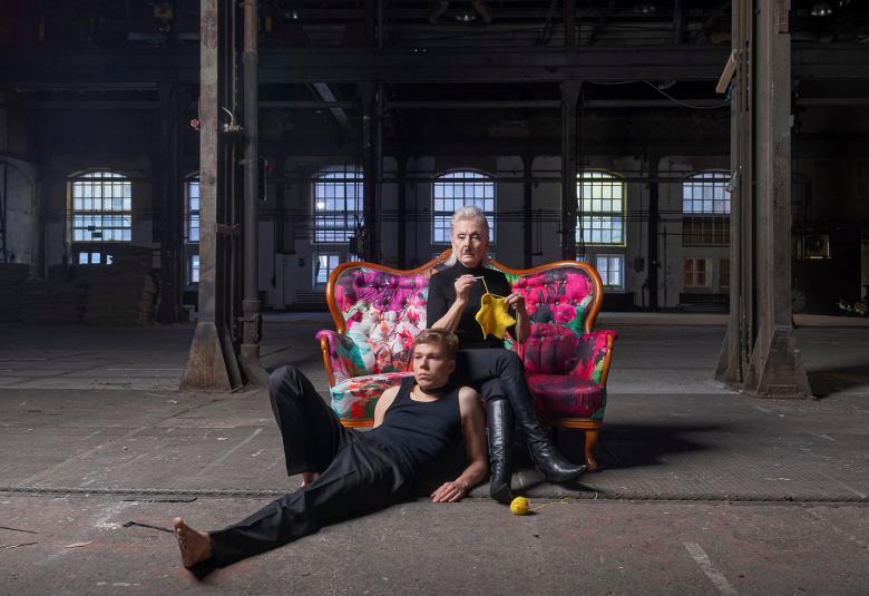 Kuvassa Seela Sella ja Verneri Lilja. Valokuva Tuomo Manninen / Suomen Kansallisteatteri.