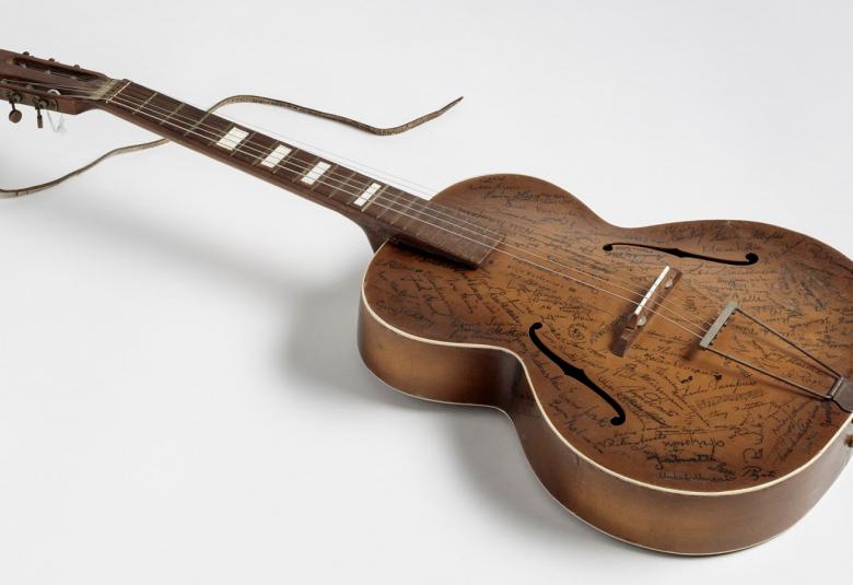 Reino Helismaan kitara, jonka on Kansallismuseolle lahjoittanut hänen poikansa Markku Helismaa, on esillä Musiikkimuseo Famessa. Reino Helismaa osti kitaran Helsingistä, Fazerin musiikkikaupasta, vuonna 1942 ollessaan lomalla sotaväestä. Nimikirjoituksia kitaraan alkoi kertyä viimeistään vuonna 1947. Kitaraan on merkitty päivämäärä 14.2.1947 Siiri Angerkosken nimen alle. Nimikirjoituksia on kerääntynyt kitaran kaikukopan etupuoli kokonaan täyteen ja muutamia myös kaikukopan takapuolelle. Nimikirjoituksensa 