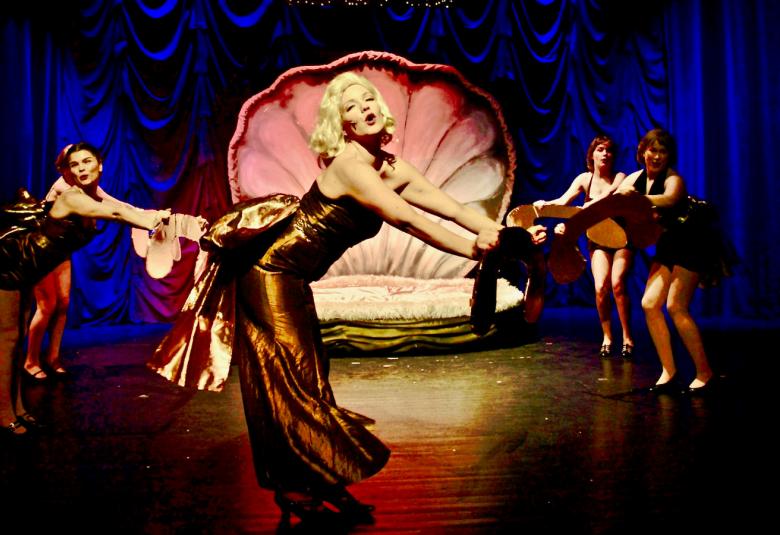 Kuvassa on on Marilyn keskellä kumartuneena laulamassa ja pronssin värisessä puvussa.  Taustalla on molemmin puolin kaksi tanssijaa luhyissä mustissa puvuissa.  Keskellä takana on simpukkamainen, vaaleanpunainen petirakennelma. 