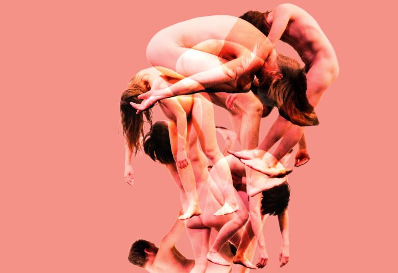 Kuvassa on tanssijoita ilman vaatteita rennosti ikäänkuin patsaana päät alaspäin.  Kuvan sävy ja tausta on roosan punainen. Kuvassa on sekä miehiä että naisia.