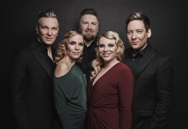 Kuvassa ovat Club For Fiven viisi jäsentä, takarivissä Jouni Kannisto, Juha Viitala ja Tuukka Haapaniemi, eturivissä Maija Sariola ja Susanna Lukkarinen. 