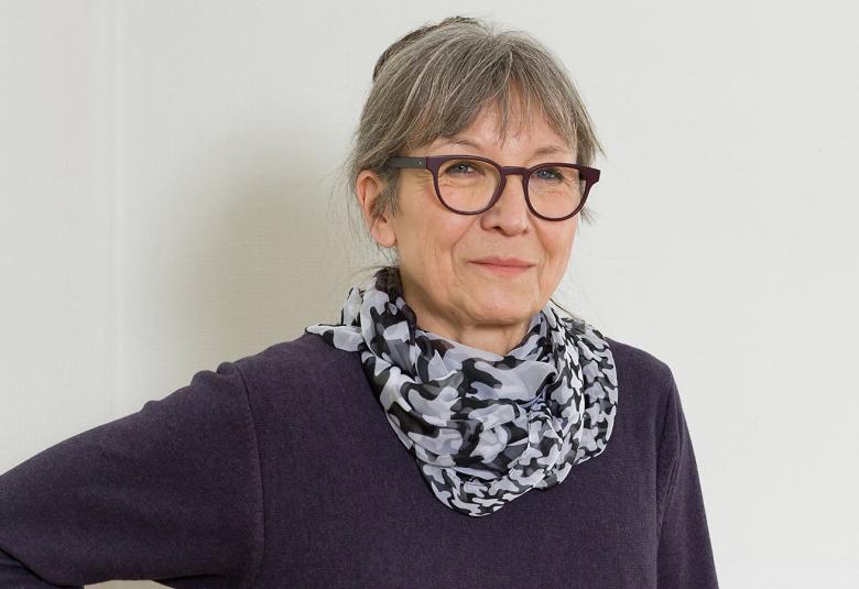 Kuvassa on Gretel Hemgård, josta on ylävartalokuva.  Hänellä on päällään musta pusero.