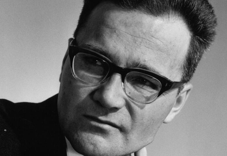 Kuvassa on Kalle Päätalon kasvot.  Kuva on musta-valkoinen.