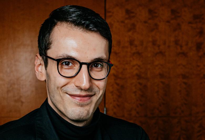 Kuvassa on kanunokirjallisuuden Finlandia-palkinnon voittanut Pajtim Statovci.  Hänellä  on silmälasit ja tummat hiukset.