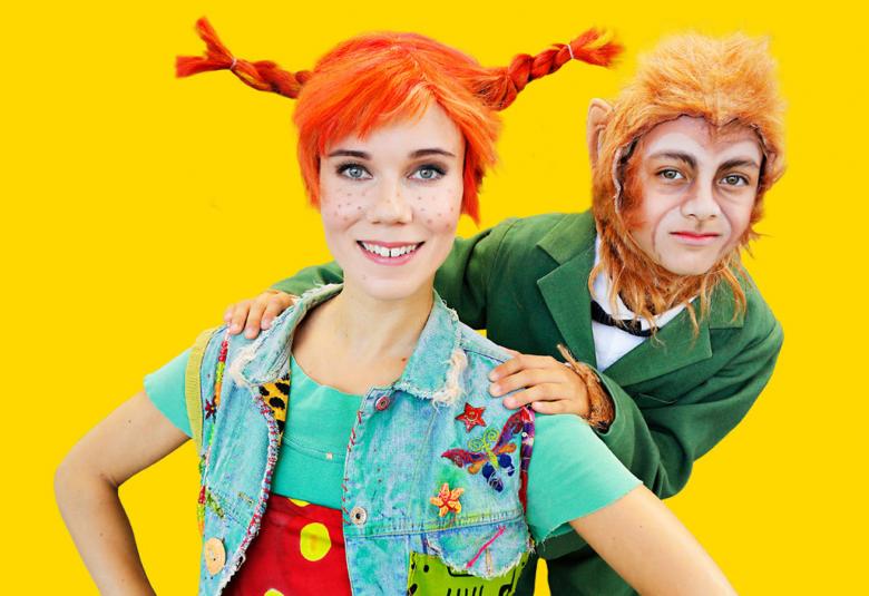 Kuvassa on edessä on Peppinä esiintyvä Linda Haakana ja takana Pepin apina. Pepillä on punaiset letit. Kuvan tausta oli keltainen.