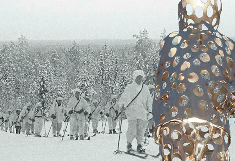 Kuvassa on osa kirjan kannesta ja siinä on lumipuvuissa hiihtävissä sotilaita.  Edessä on reikäinen rautapukuhahmo. Kuva on talvelta ja se on musta-valkoinen.