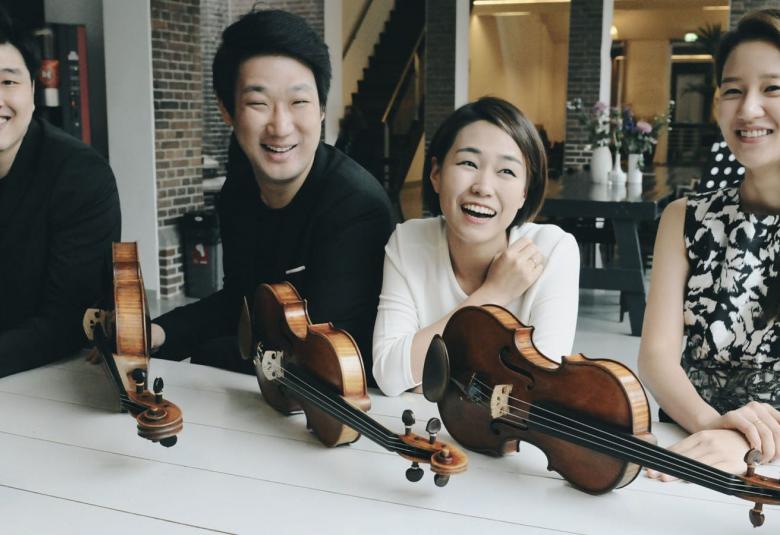 Kuvassa on Abel-kvartetti, jossa vasemmalta katsoen ovat nuoret miessoittajat ja sitten naissoittajat pöydän ääressä, jossa ovat viulut. 