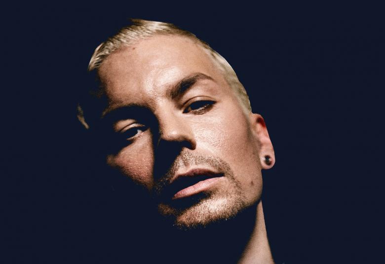 Kuvassa Antti Tuiskusta näkyy kasvot vinoittain tummalla pohjalla.