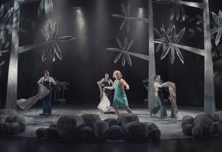 Anu Pentikin tarinan Kouvolan teatterissa teki eläväksi upea lavastus ja valot, jotka olivat Kalle Ropposen taidon näytteitä. 